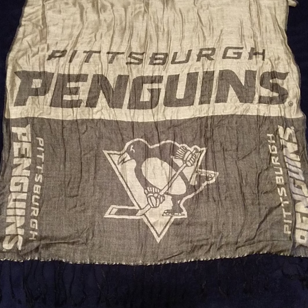 EUC NHL Pittsburgh Penguins hockey scarf